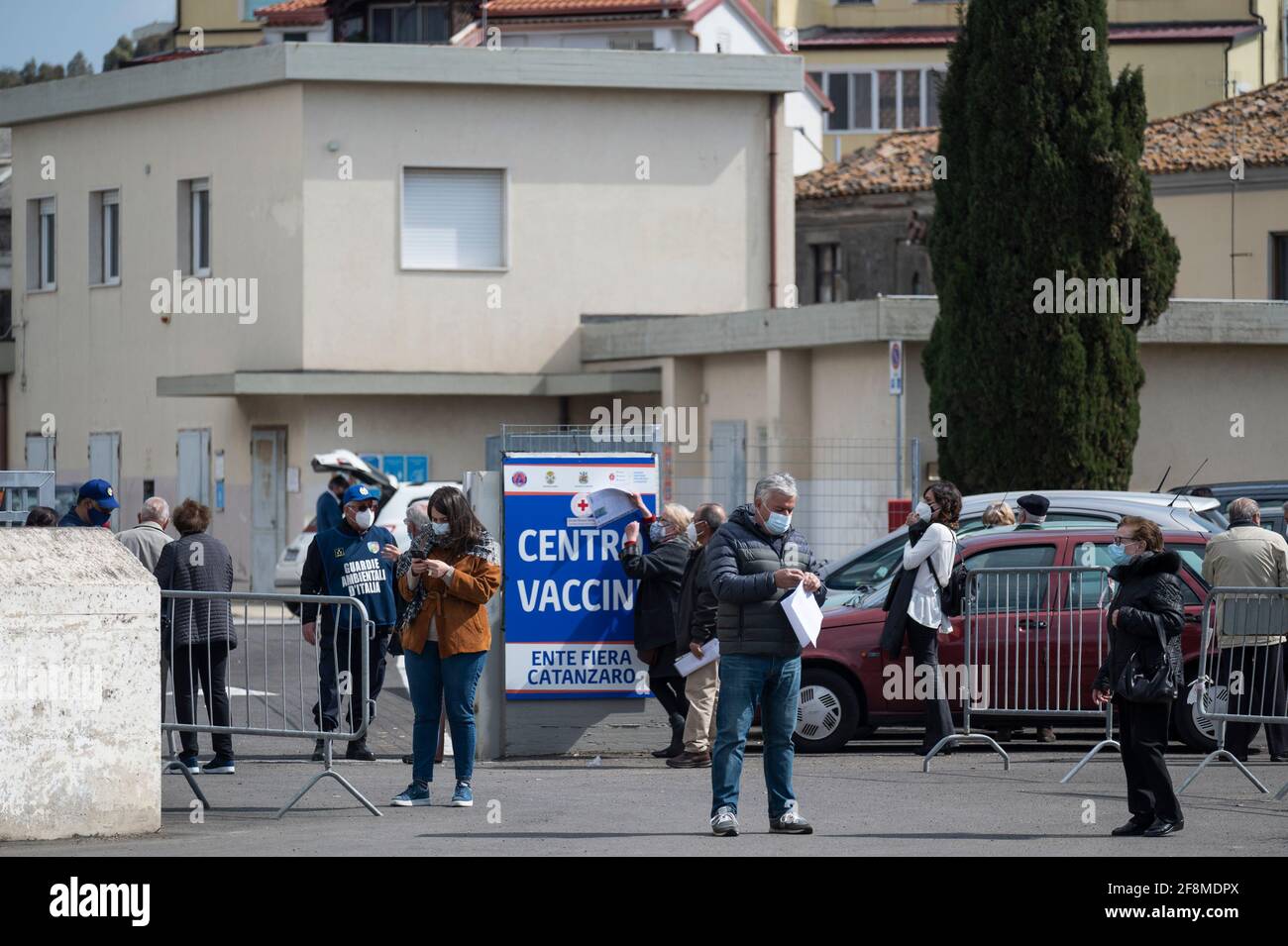 Catanzaro, Italien. April 2021. Die Menschen sahen, wie sie aus dem Impfzentrum kamen. Am neuen Impfzentrum Covid-19 im Messezentrum (Ente Fiera) in Catanzaro Lido hatten sich fast 500 Menschen im Alter von 70 Jahren und älter, ohne besondere Krankheiten, ihren Platz für die Verabreichung des Impfstoffs AstraZeneca reserviert. Die Mitglieder des italienischen Roten Kreuzes und des Katastrophenschutzes helfen den örtlichen Sanitäterinnen und Sanitäranlagen bei der Umsetzung des Impfprogramms. (Foto von Valeria Ferraro /SOPA Images/Sipa USA) Quelle: SIPA USA/Alamy Live News Stockfoto