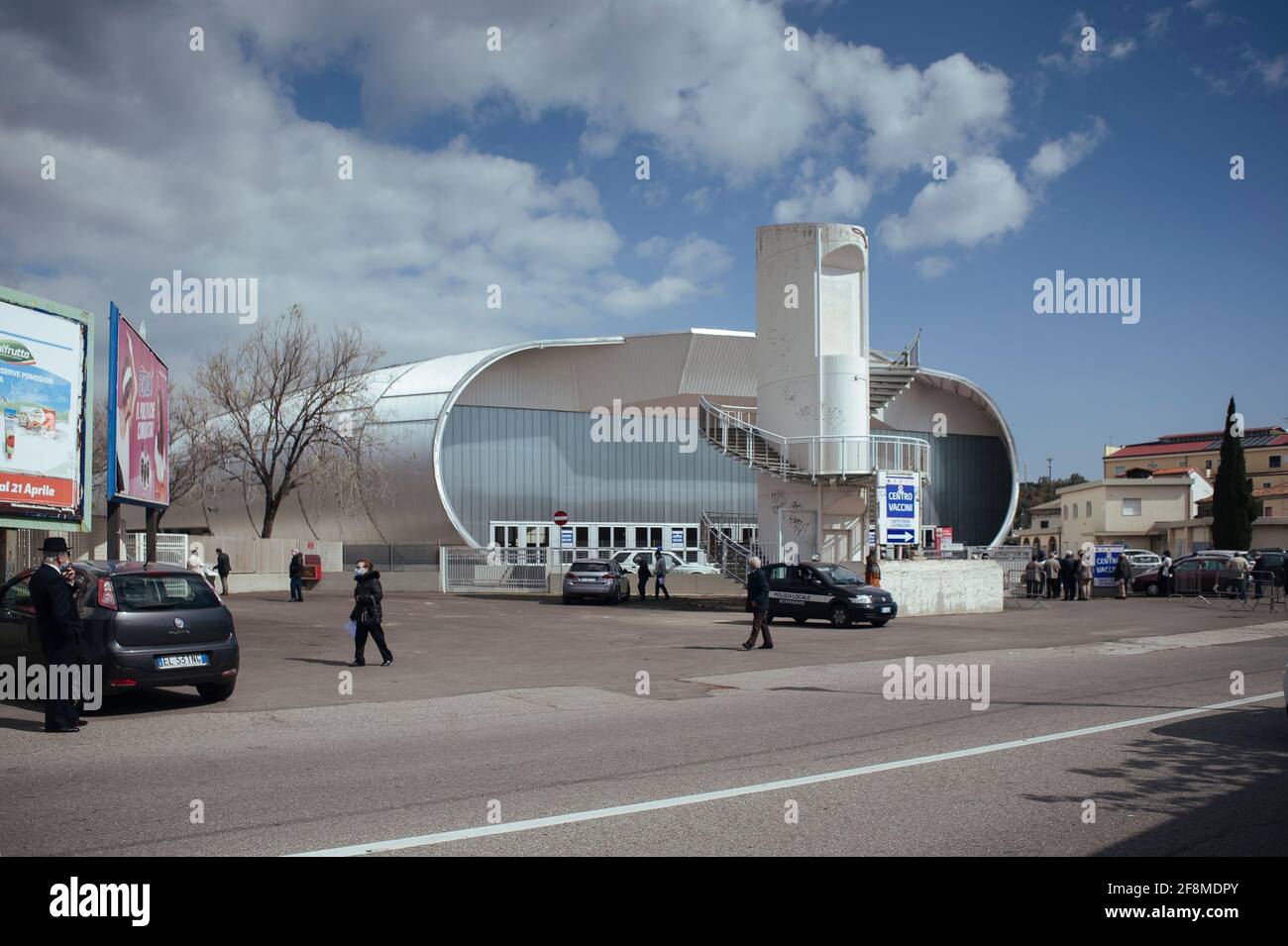 Catanzaro, Italien. April 2021. Außenansicht des Messezentrums (Ente Fiera), das zum Impfzentrum umgebaut wurde. Am neuen Impfzentrum Covid-19 im Messezentrum (Ente Fiera) in Catanzaro Lido hatten sich fast 500 Menschen im Alter von 70 Jahren und älter, ohne besondere Krankheiten, ihren Platz für die Verabreichung des Impfstoffs AstraZeneca reserviert. Die Mitglieder des italienischen Roten Kreuzes und des Katastrophenschutzes helfen den örtlichen Sanitäterinnen und Sanitäranlagen bei der Umsetzung des Impfprogramms. (Foto von Valeria Ferraro /SOPA Images/Sipa USA) Quelle: SIPA USA/Alamy Live News Stockfoto
