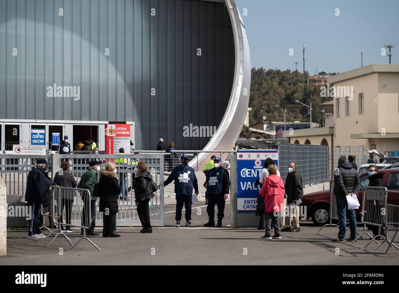 Catanzaro, Italien. April 2021. Menschen, die außerhalb des Impfzentrums gesehen werden. Am neuen Impfzentrum Covid-19 im Messezentrum (Ente Fiera) in Catanzaro Lido hatten sich fast 500 Menschen im Alter von 70 Jahren und älter, ohne besondere Krankheiten, ihren Platz für die Verabreichung des Impfstoffs AstraZeneca reserviert. Die Mitglieder des italienischen Roten Kreuzes und des Katastrophenschutzes helfen den örtlichen Sanitäterinnen und Sanitäranlagen bei der Umsetzung des Impfprogramms. (Foto von Valeria Ferraro /SOPA Images/Sipa USA) Quelle: SIPA USA/Alamy Live News Stockfoto
