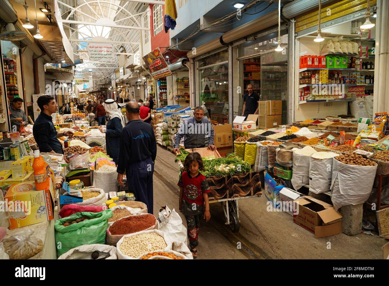 Allgemeine Ansicht des Bab Al-Saray Marktes mit Menschen während des muslimischen heiligen Monats Ramadan gesehen. Stockfoto