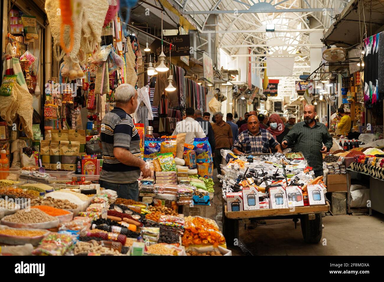 Allgemeine Ansicht des Bab Al-Saray Marktes mit Menschen während des muslimischen heiligen Monats Ramadan gesehen. Stockfoto