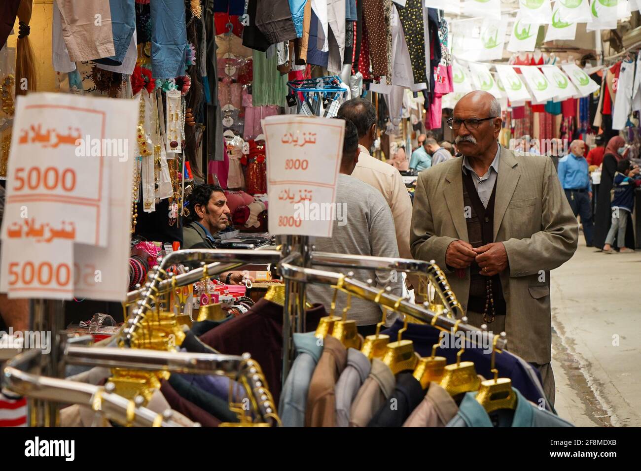 Allgemeine Ansicht des Bab Al-Saray Marktes, der während des heiligen muslimischen Monats Ramadan mit Menschen überfüllt war. Stockfoto