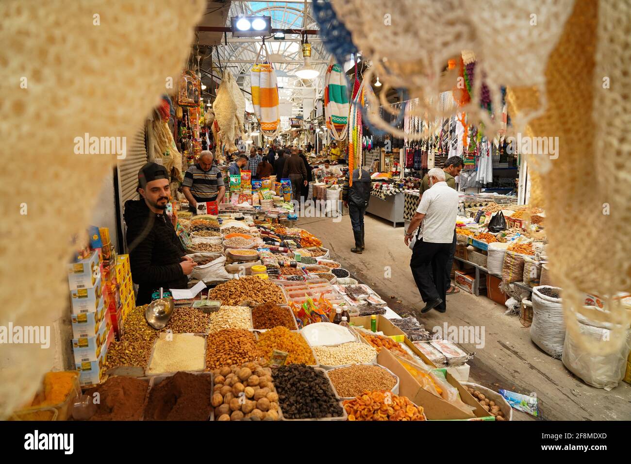 Allgemeine Ansicht des Bab Al-Saray Marktes mit Menschen während des muslimischen heiligen Monats Ramadan gesehen. Stockfoto