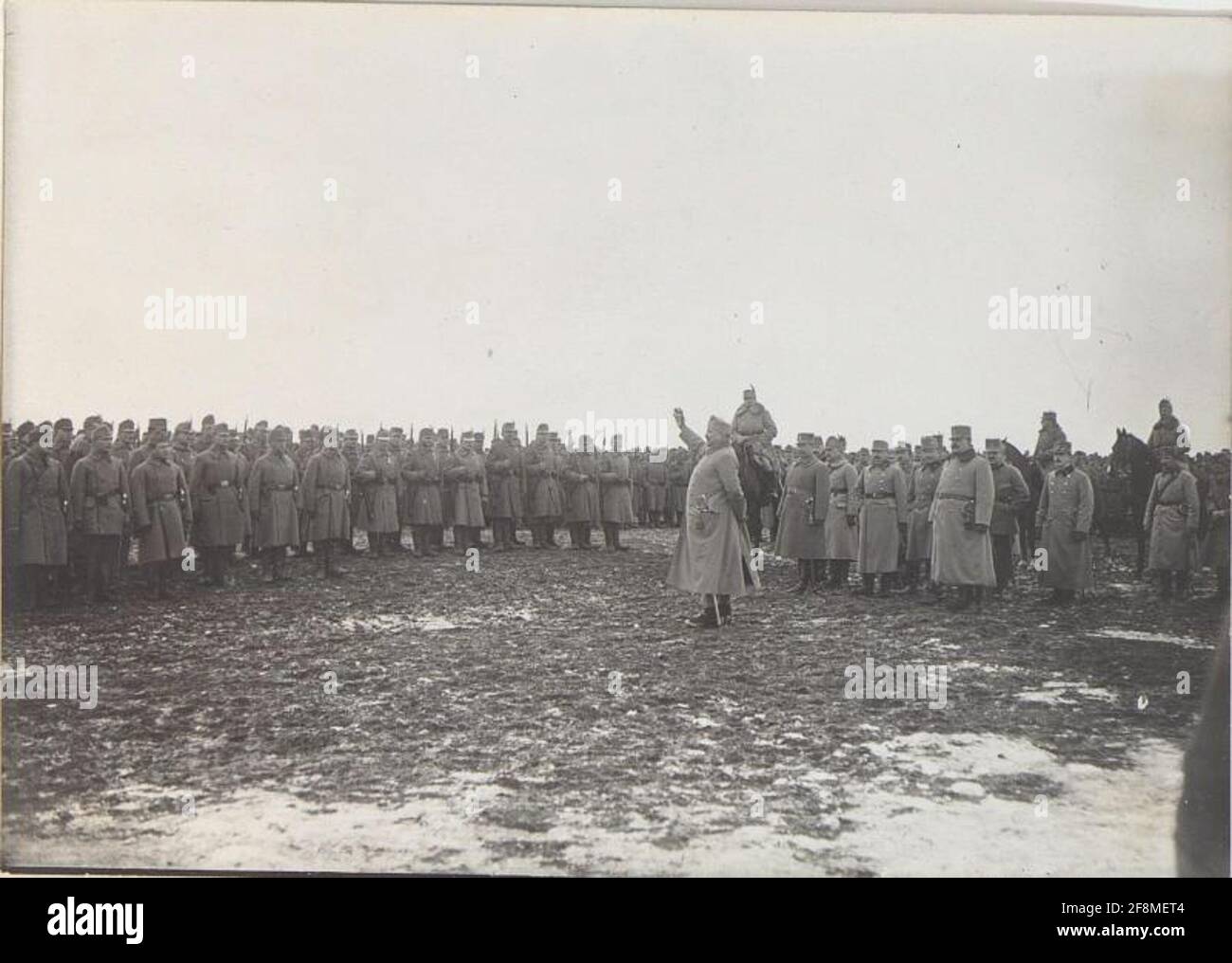 Honve-Generalminister Samuel Baron von Hazai spricht zu den Truppen des Corps Hofmann. Stockfoto