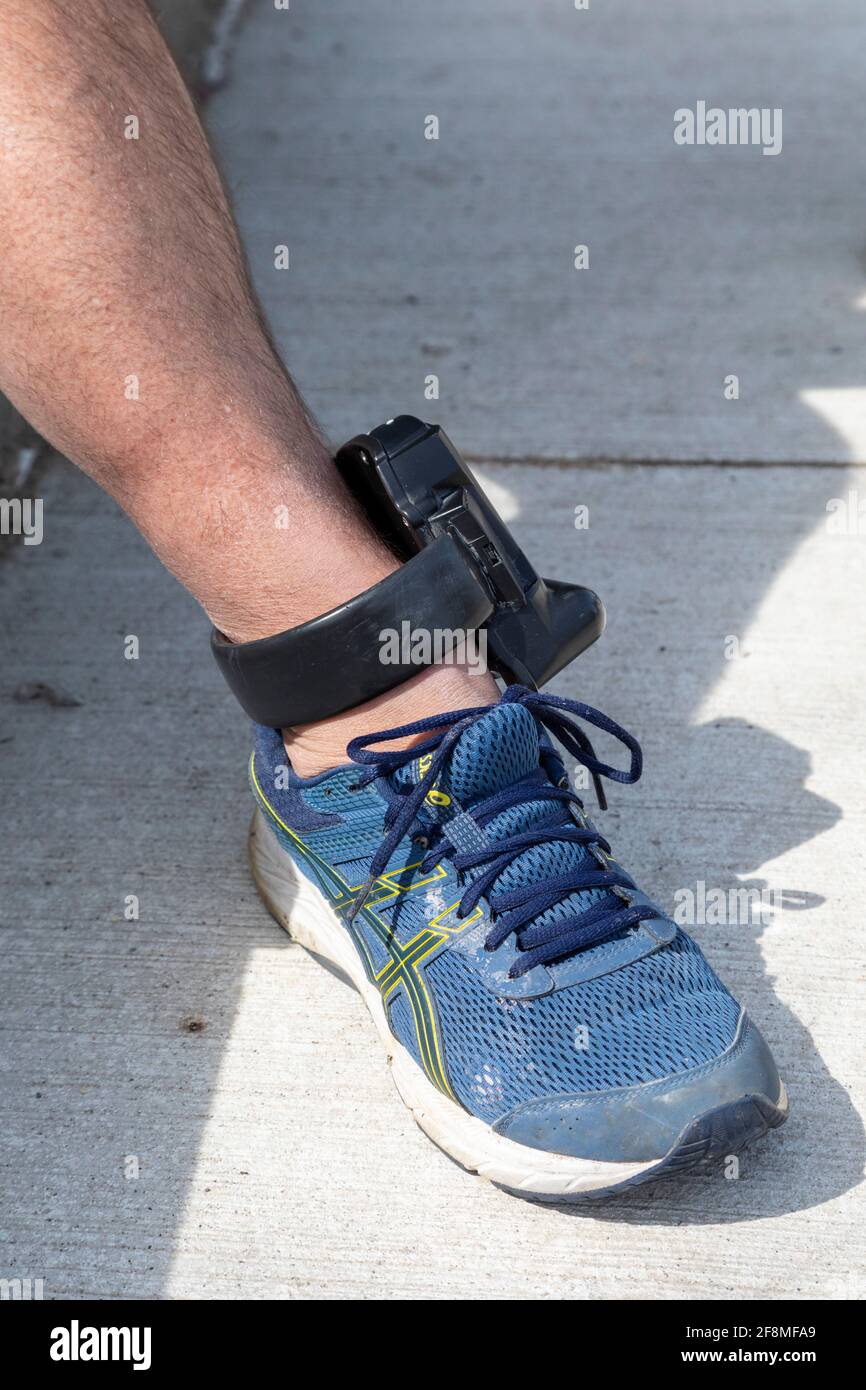 Detroit, Michigan - EIN Mann trägt ein elektronisches Haltegurt an seinem Knöchel. Das Gerät meldet seinen Standort an die Strafjustizbehörden. Stockfoto