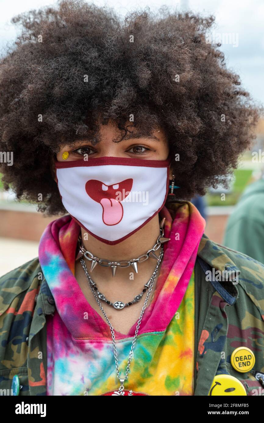 Troy, Michigan - EIN junger Mann trägt während der Coronavirus-Pandemie eine Gesichtsmaske. Stockfoto