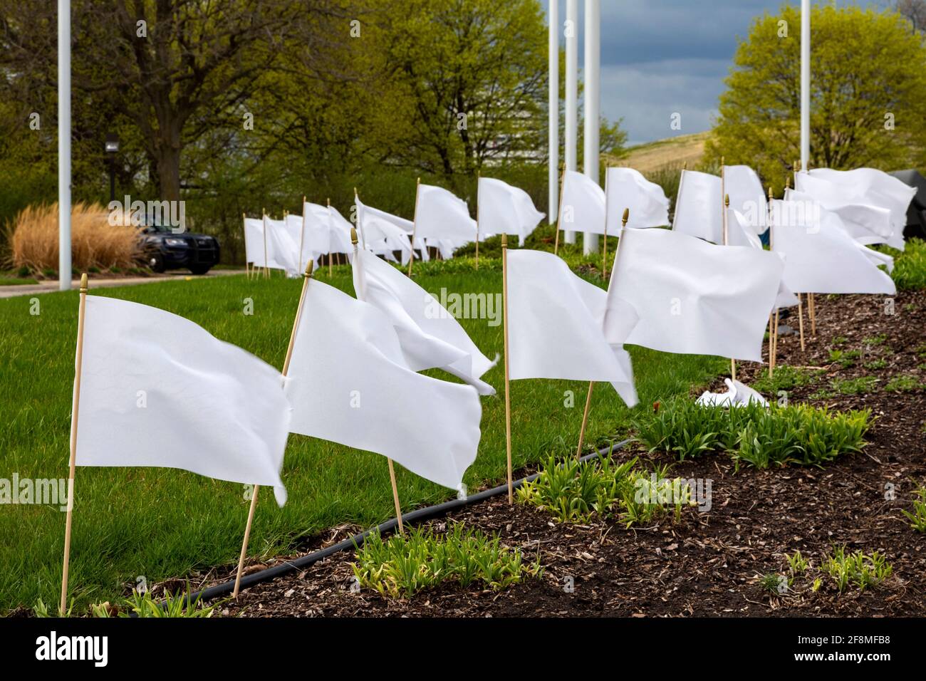 Troy, Michigan - Weiße Flaggen vor dem Rathaus stellen die Bewohner von Troy dar, die bei der Coronavirus-Pandemie ums Leben gekommen sind. Stockfoto Troy, Michigan - Weiße Flaggen vor dem Rathaus stellen die Bewohner von Troy dar, die bei der Coronavirus-Pandemie ums Leben gekommen sind. Stockfoto