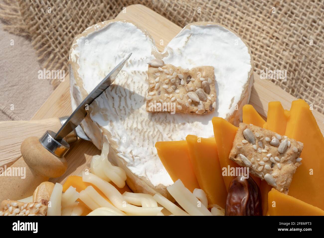 Neufchatel herzförmiger gereifter Camembert-Käse auf französischem Käseplatte im Sortiment aus der Normandie. Stockfoto