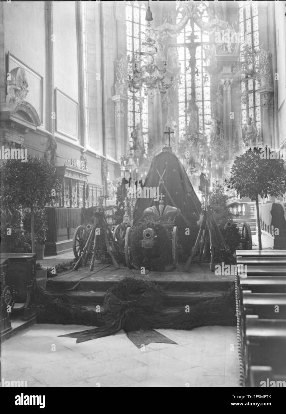 Villach, Pfarrkirche St. James Dekoration für einen militärischen Trauergottesdienst. Stockfoto
