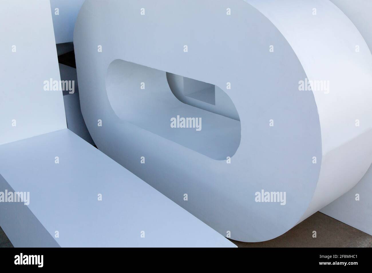 Alphabetische Buchstaben, die Winkel und Kurven kombinieren. Stockfoto