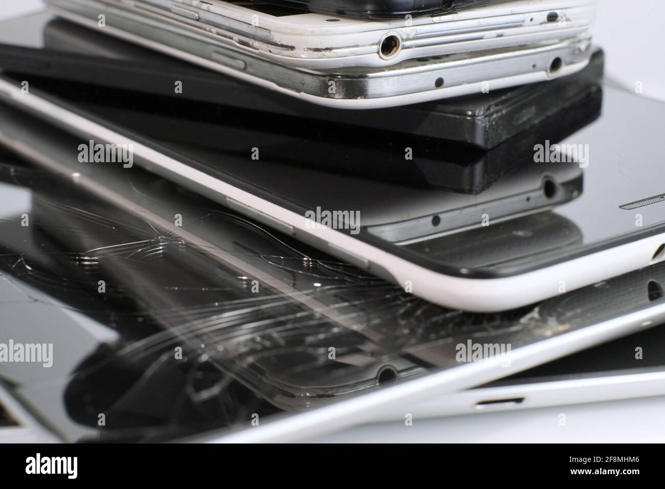 Defektes Handy und Pad mit abgestürzten Bildschirm Glas LCD. Gadgets liegen auf einem anderen. Geräte sind für die Nutzung vorbereitet. Stockfoto