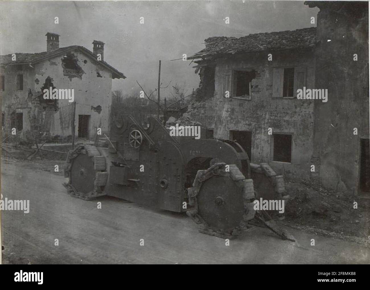 Französisch Lafer aus 20,2 cm Pistole. Aufgenommen auf der Straße in Isonzo, Görz. (Ende März 1918.). Stockfoto