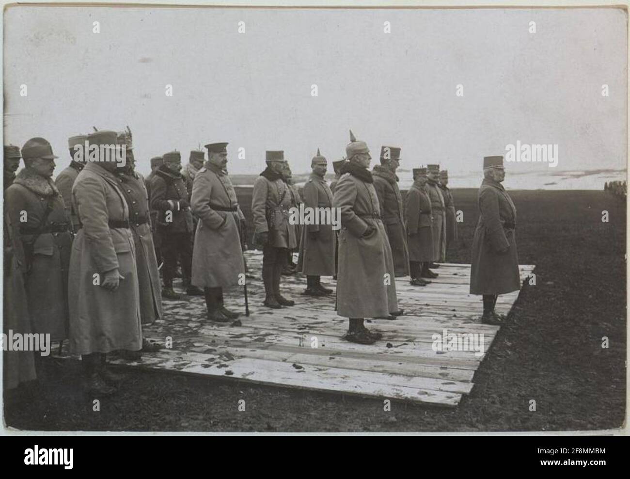 Erzherzog Friedrich beim Gang durch die Truppen des Corps Hofmann. Stockfoto