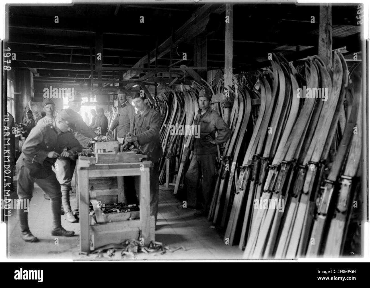 Werkstatt für Alpine Ausrüstung in Klagenfurt Metallbau. Halterungen für Skier; Fotograf: 10. Armeecommando. Stockfoto