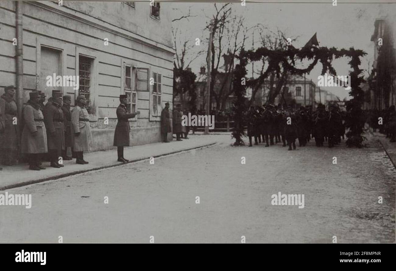 Feldmarschall Böhm-Ermoli besucht den wieder aufmarschierten Brody. Parade der 25. Infanteriedivision vor dem Feldmarschall. Stockfoto