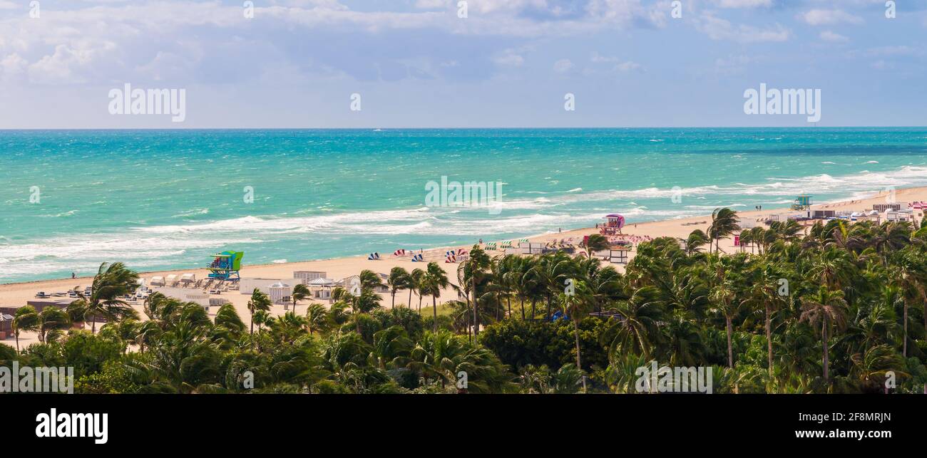 Luftaufnahme des Strandes und türkisblaues Meerwasser an einem schönen sonnigen Tag, South Beach, Miami, Florida, USA Stockfoto