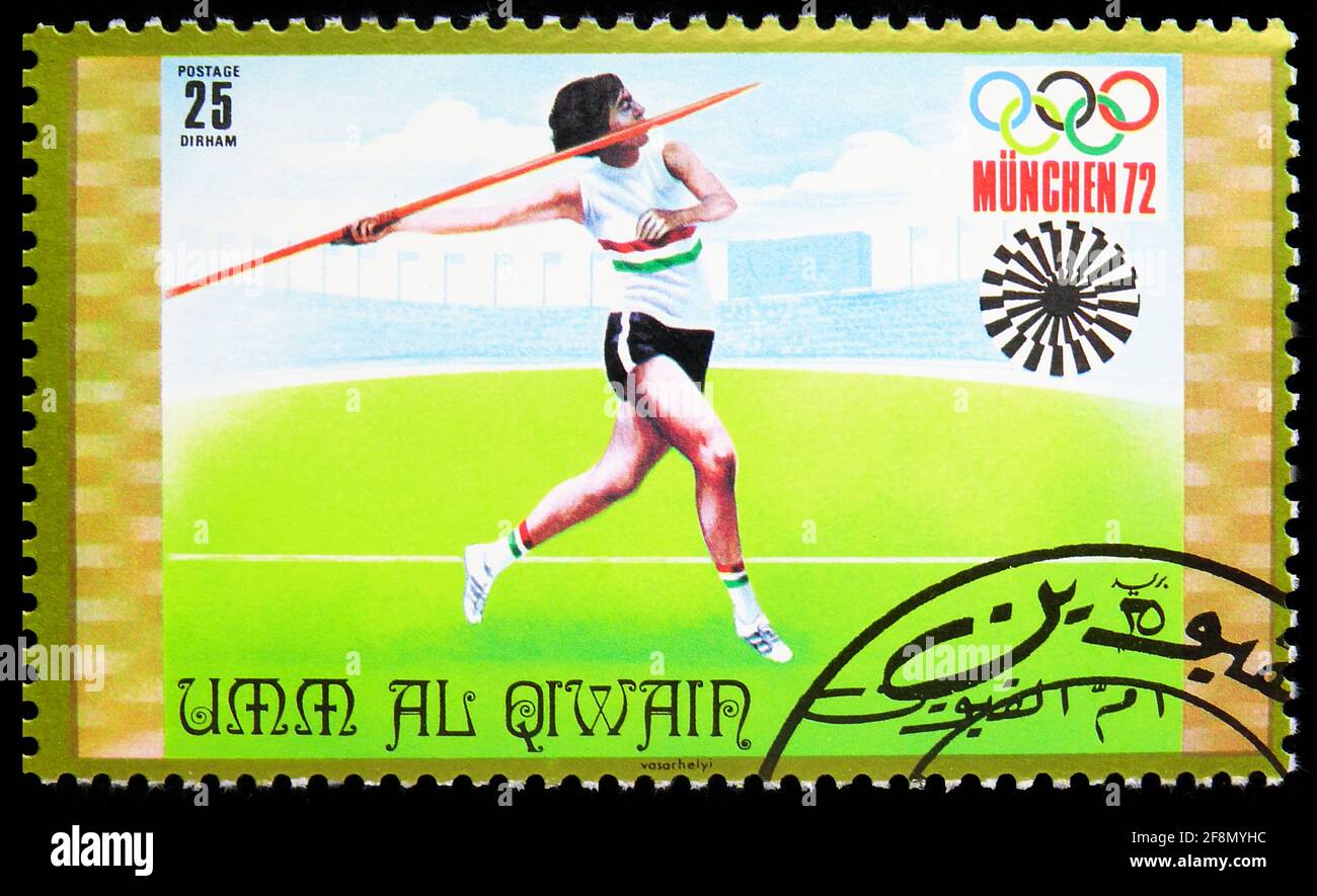 MOSKAU, RUSSLAND - 4. OKTOBER 2019: Briefmarke in Umm Al Quwain zeigt Javelin, Olympische Sommerspiele 1972, München Serie, um 1971 Stockfoto