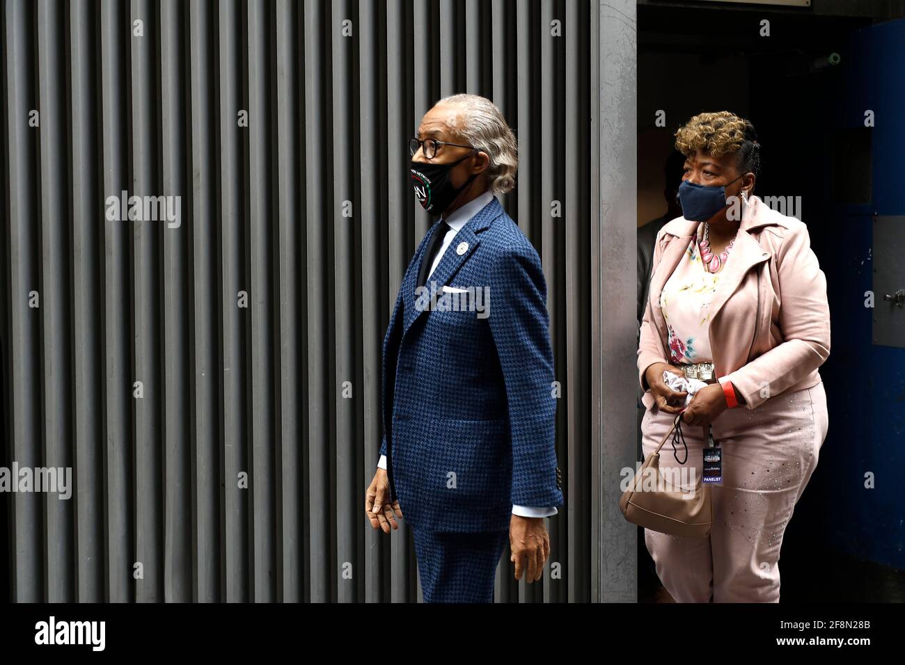 Reverend Al Sharpton und Gewn Carr treffen während der National Action Network Convention zu einer Pressekonferenz in Midtown Manhattan ein. Anwesend sind die Mütter von Männern, die von der Polizei getötet wurden. Lesley McSpadden, Mutter von Michael Brown, Gwen Carr, Mutter von Eric Garner, Sybrina Fulton, Mutter von Trayvon Martin und Sequette Clark, Mutter von Stephon Clark. Stockfoto