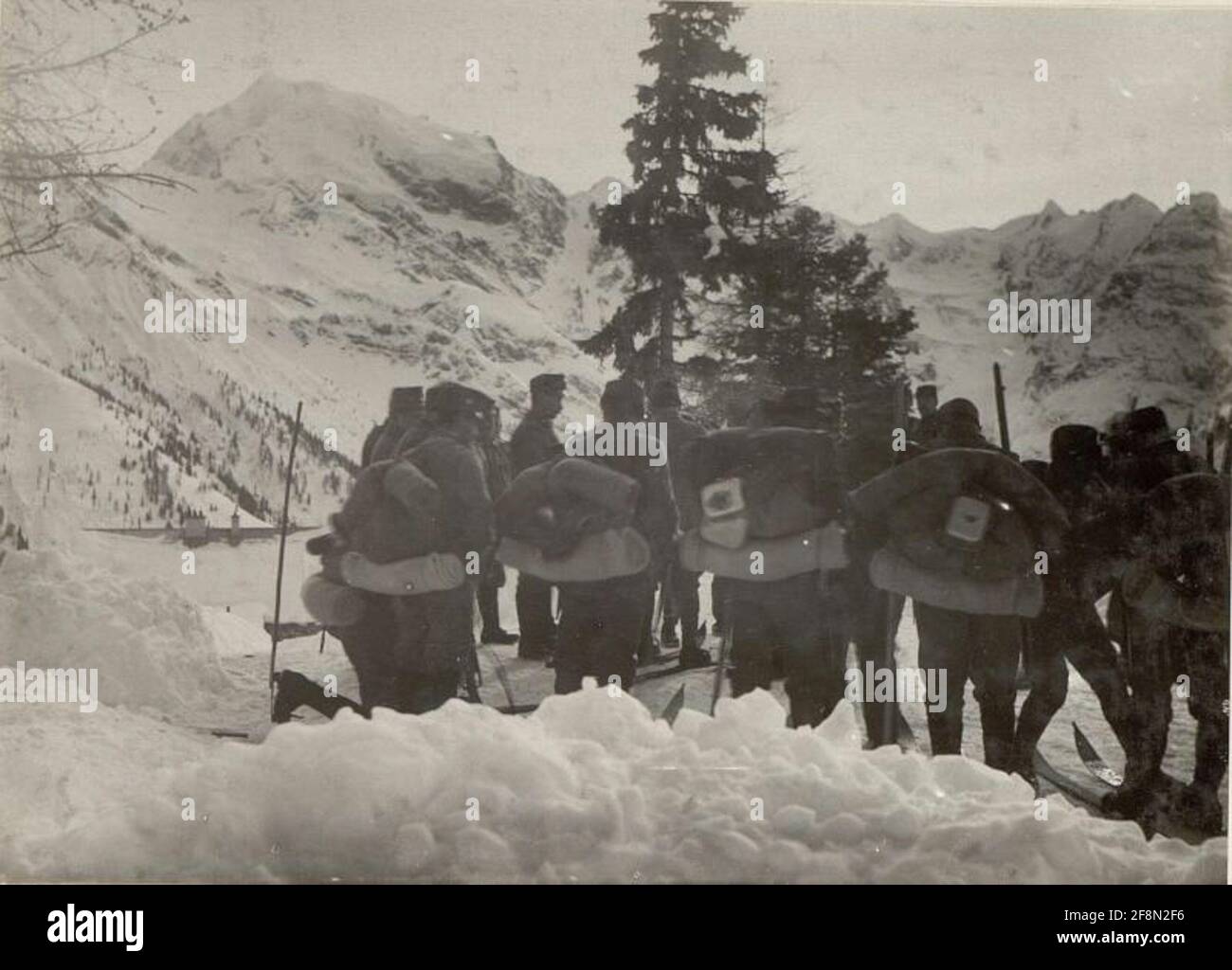 Rollläden Skipatrie auf dem kleinen Boden, im Hintergrund des Ortler, Behälter aus kleinem Boden aus m. 21 cm Brennweite. Stockfoto