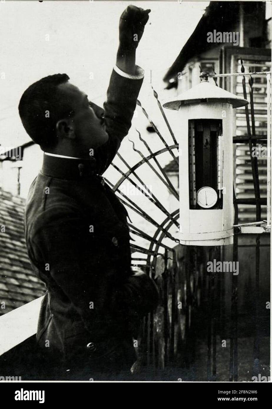 Feldwetterstation X. Schild mit Instrumenten, Ablesen des Kinderwagen-Thermometers. . Stockfoto