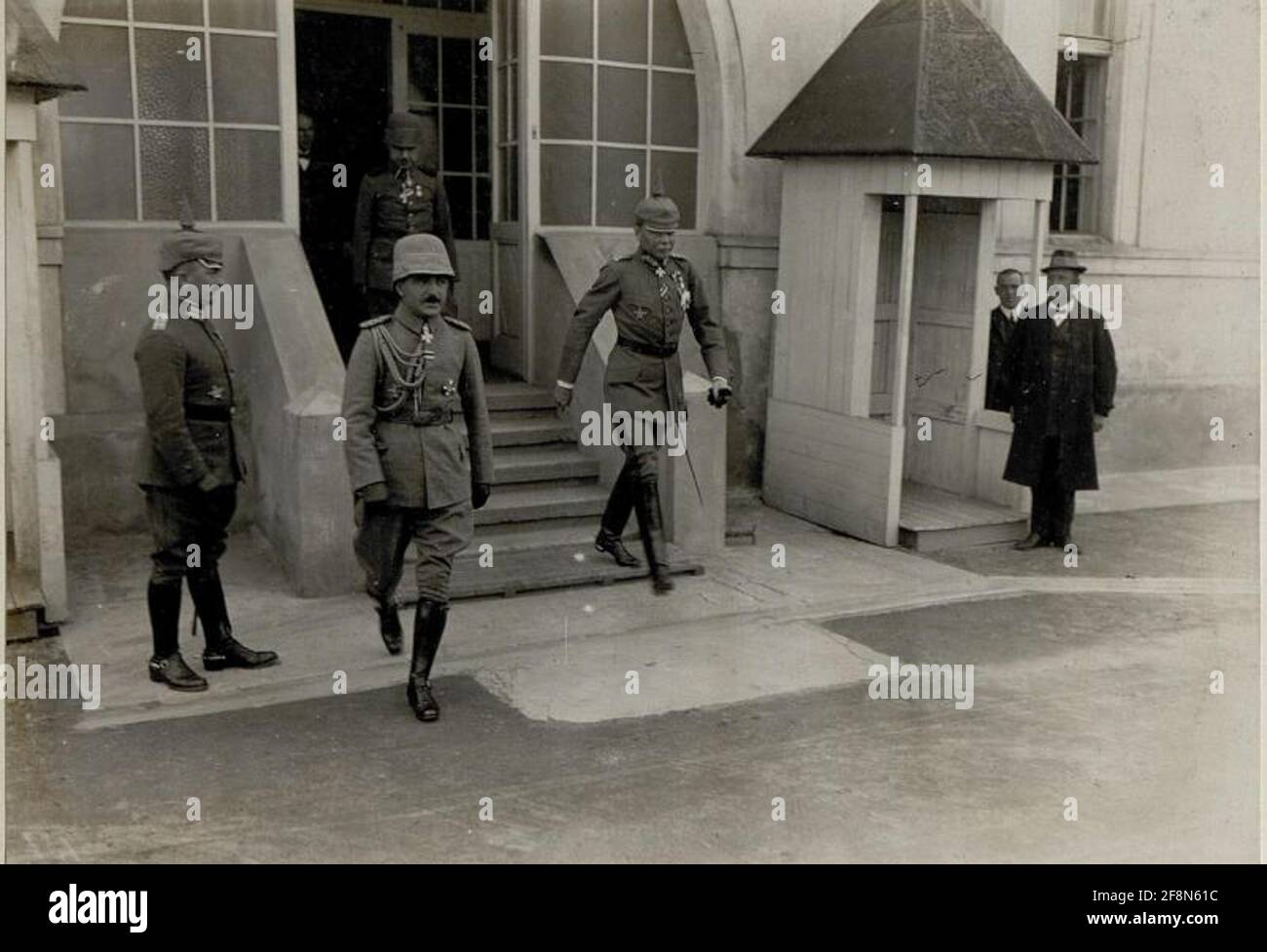Der türkische Kriegsminister Enver Pascha (Pasa), der Chodoriv (Chorodov), Erzherzog Karl, besuchte, war ab Juni 1916 Oberbefehlshaber eines Unterabschnitts der Ostfront und kommandierte mehrere Armeen zwischen Brody und den Karpaten. Als Teil dieses Kommandanten inspizierte Erzherzog Karl seine zugehörigen Einheiten. Stockfoto