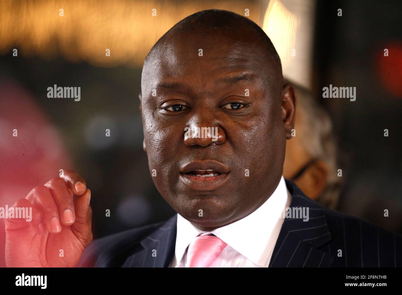 New York, Usa. April 2021. Rechtsanwalt Ben Crump, der die Familie von Daunte Wright vertritt, spricht während der National Action Network Convention auf einer Pressekonferenz in Midtown Manhattan. Anwesend sind die Mütter von Männern, die von der Polizei getötet wurden. Lesley McSpadden, Mutter von Michael Brown, Gwen Carr, Mutter von Eric Garner, Sybrina Fulton, Mutter von Trayvon Martin und Sequette Clark, Mutter von Stephon Clark. (Foto von J Lamparski/SOPA Images/Sipa USA) Quelle: SIPA USA/Alamy Live News Stockfoto