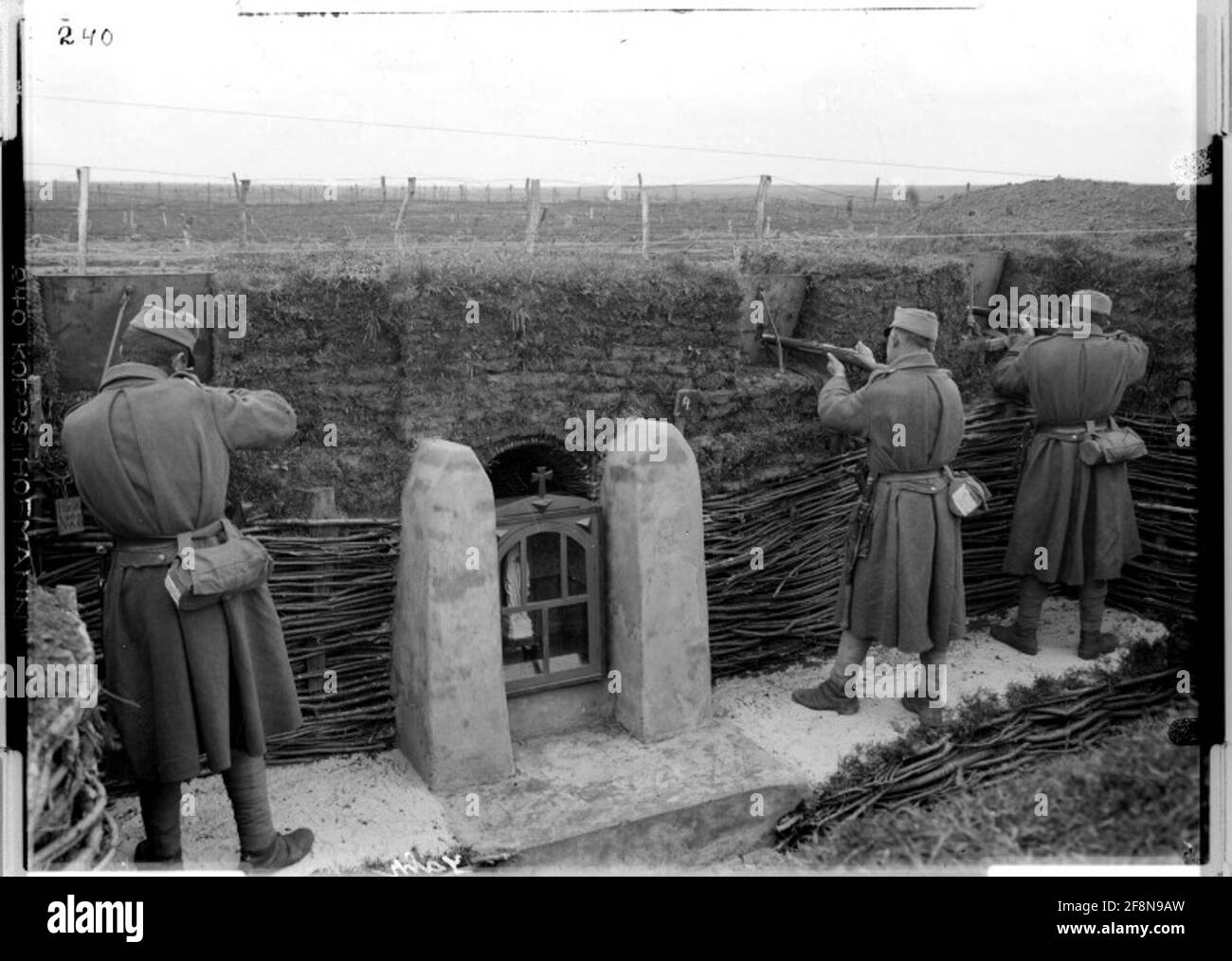 Schützengraben mit Madonna-Bild beim Feldjäger-Bataillon Nr. 32; wahrscheinlich in Chatki, in der Gegend von ​​Pdhajce, Galizien; Fotograf: Corps Hofmann Stockfoto