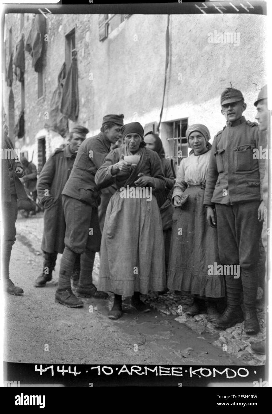 Italienische Zivilisten, die Lebensmittel von österreichischen Soldaten erhalten, wahrscheinlich im Dogna-Tal. Fotograf: 10. Armeecommando. Stockfoto