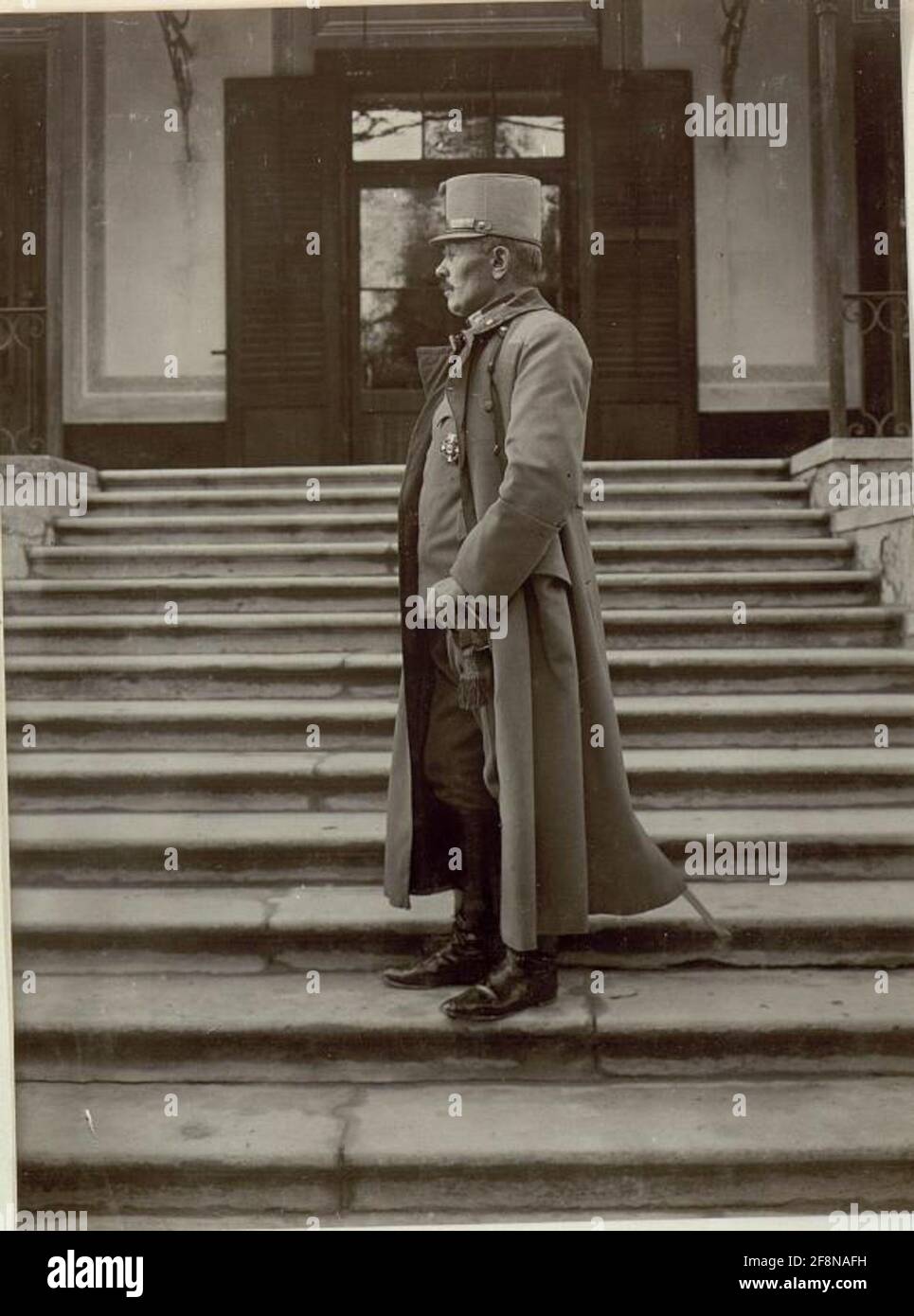 Feldmarschall Svetozar Boroevic von Bojna, General der Infanterie, Kommandeur der 5. Armee, Profilaufnahme in Uniform und Mantelliegen im Frühjahr 1916 in Postojna (Adelsberg) Slowenien Stockfoto