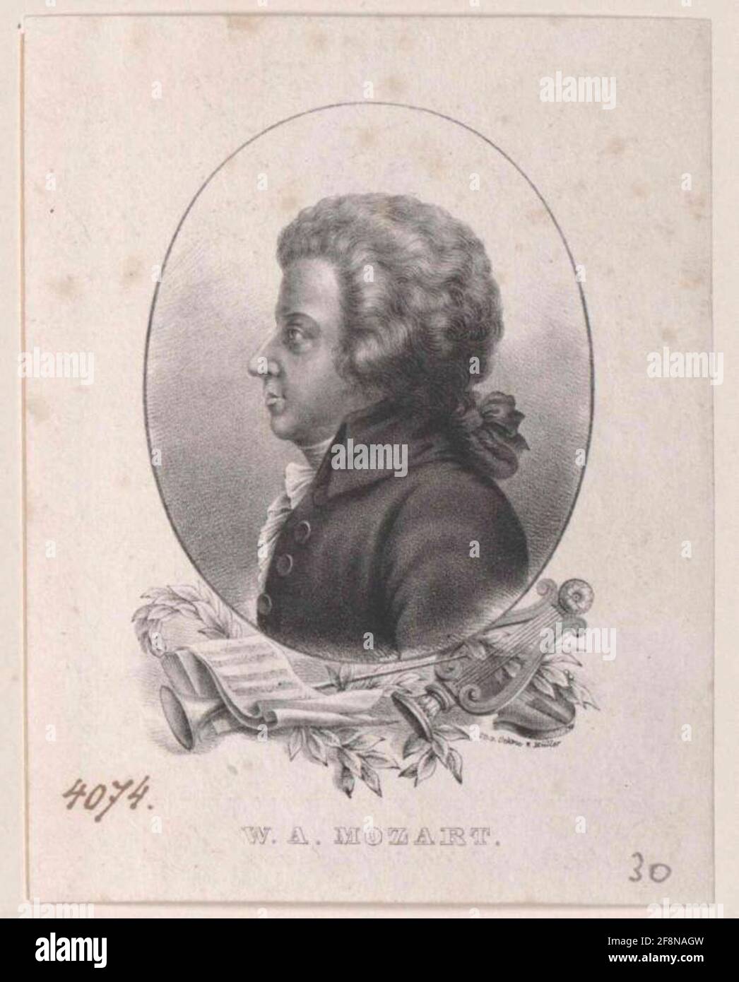 Mozart, Wolfgang Amadeus Brust in Oval; inklusive musikalischer Embleme. Lithograph Öhme & Müller. Stockfoto