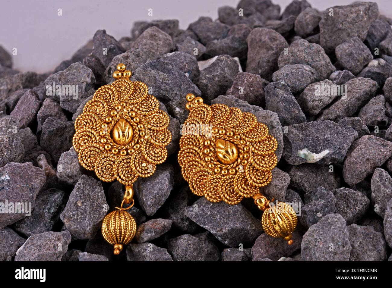 Schöne goldene Paar Ohrringe, indischen traditionellen Schmuck, indischen Schmuck Stockfoto