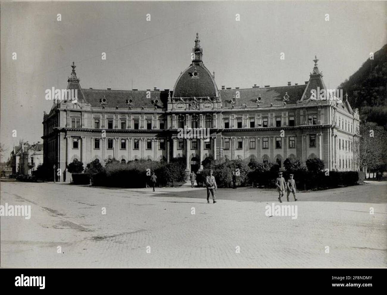Erzherzog Karl besuchte das Armeekommando Falkenhayn in Brasso (Kronstadt), 15.10.1916 Erzherzog Karl war am 1916. Juni Oberbefehlshaber eines Unterabschnitts der Ostfront und kommandierte mehrere Armeen zwischen Brody und den Karpaten. Als Teil dieses Kommandanten inspizierte Erzherzog Karl seine zugehörigen Einheiten. Stockfoto