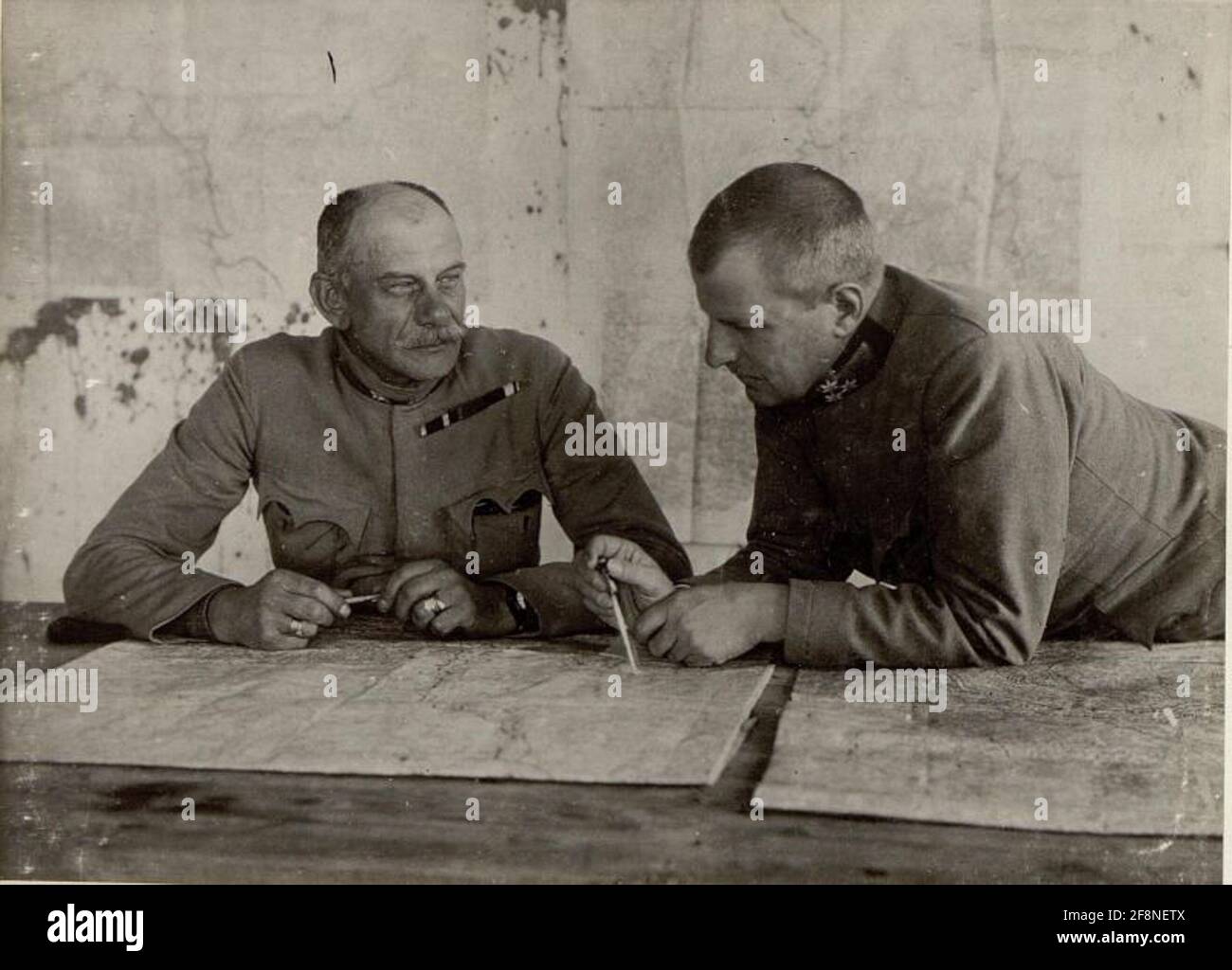 Feldmarschalleutnant Joseph Roth von Limanova-Lapanov mit Oberst Karl Divine. Stockfoto