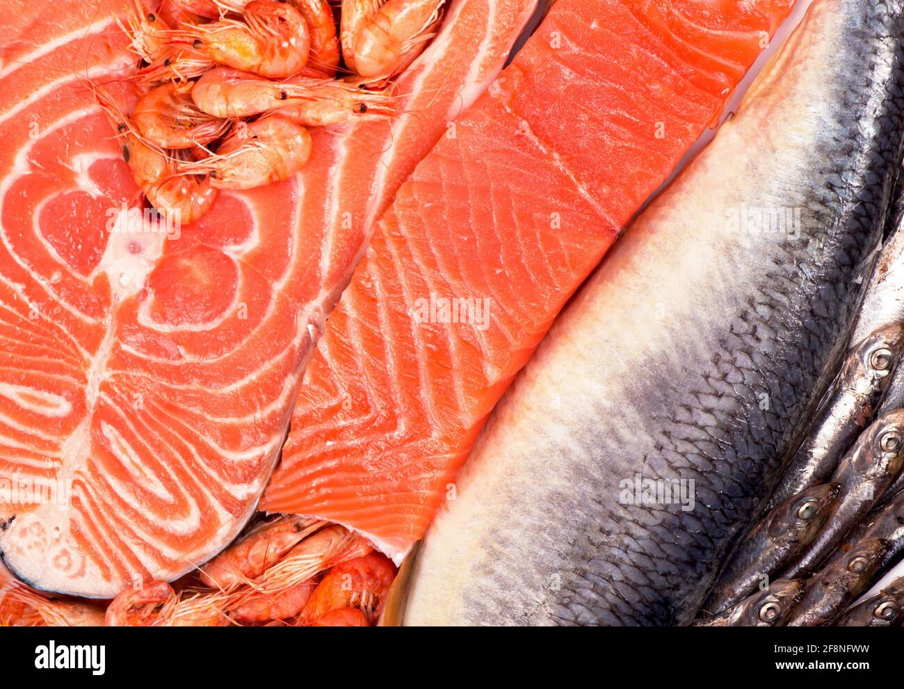 Zusammensetzung besteht aus gehackten Stücken von frischem Fisch und Garnelen Stockfoto