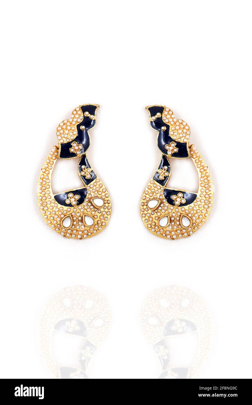 Schöne Paar Ohrringe Perle Edelstein auf weißem Hintergrund indischen traditionellen Schmuck, Braut Gold Ohrringe Hochzeitsschmuck Stockfoto
