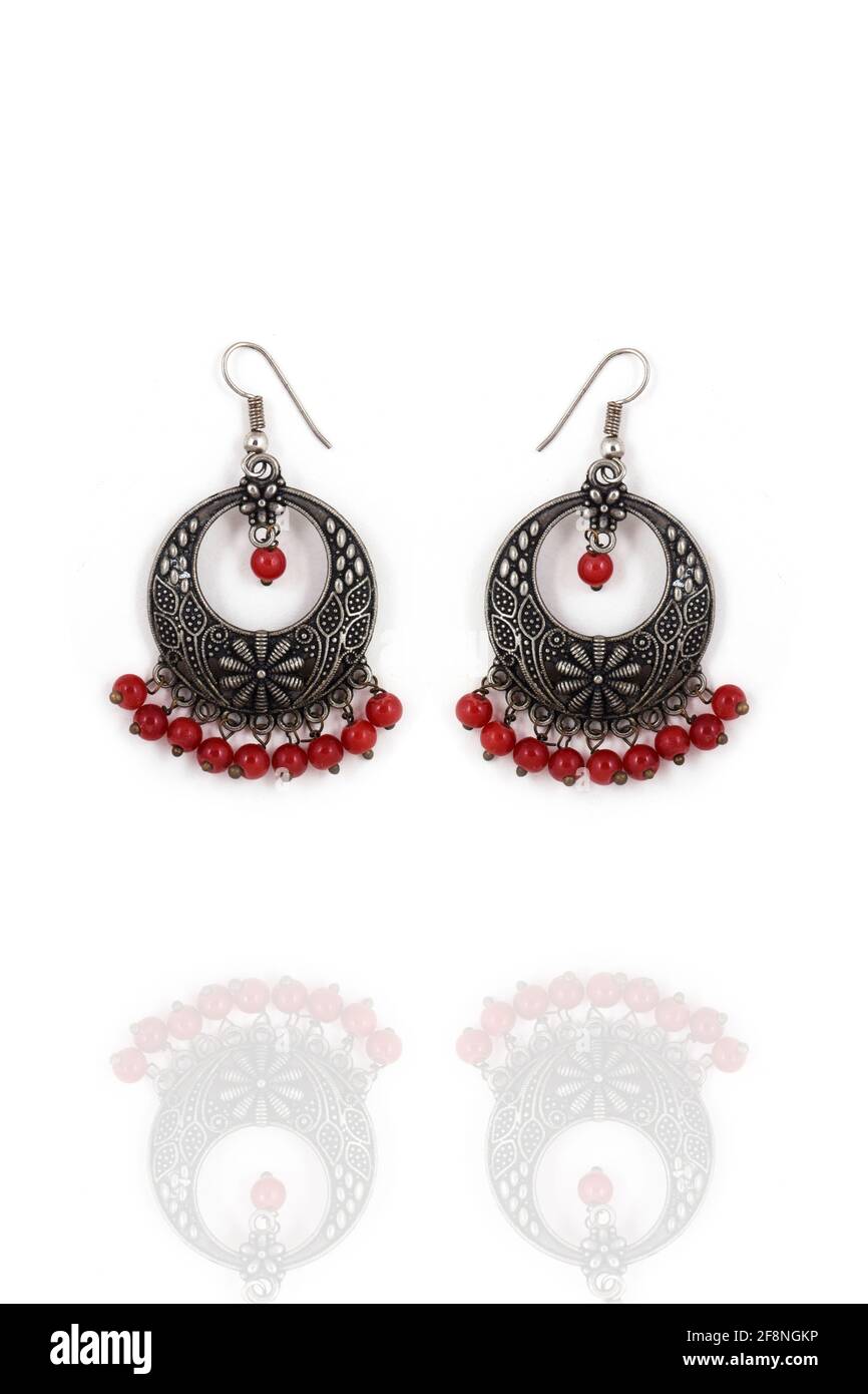 Silber oxidierte Ohrringe Ethnischen indischen Stil, stilvoll mit roten Perlen, Jhumka Ohrringe, Dangle Tropfen Ohrstecker Stockfoto