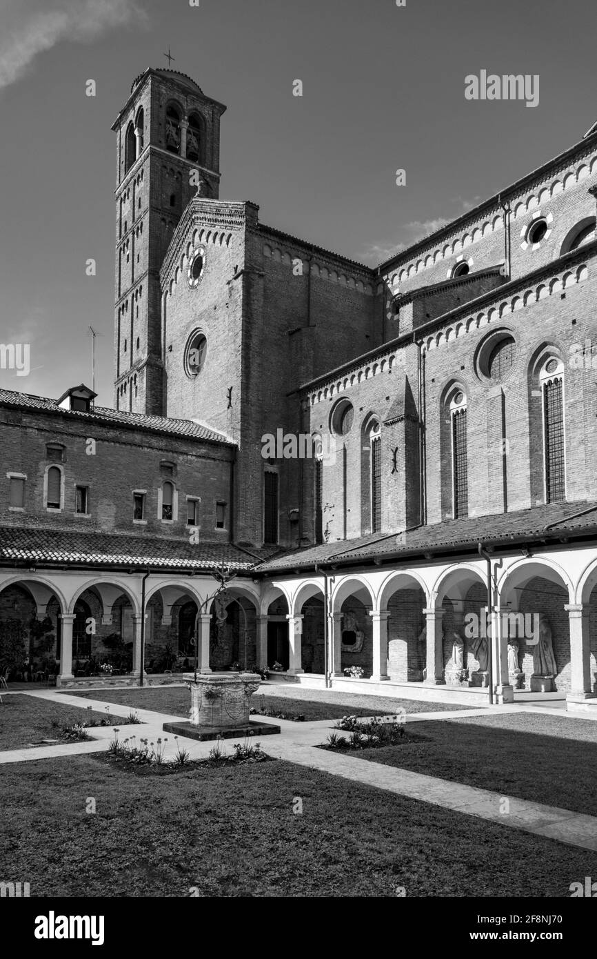 Graustufenaufnahme der Kirche von San Lorenzo mit einem Garten in Vicenza, Italien Stockfoto