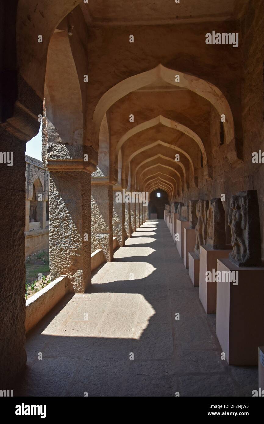 In der Nähe von Bereich der antiken Ruinen der Royal Elephant Stallungen in Hampi aus 14th Jahrhundert Vijayanagara Königreich Vijayanagara, Hampi, Karnataka, Indien Stockfoto