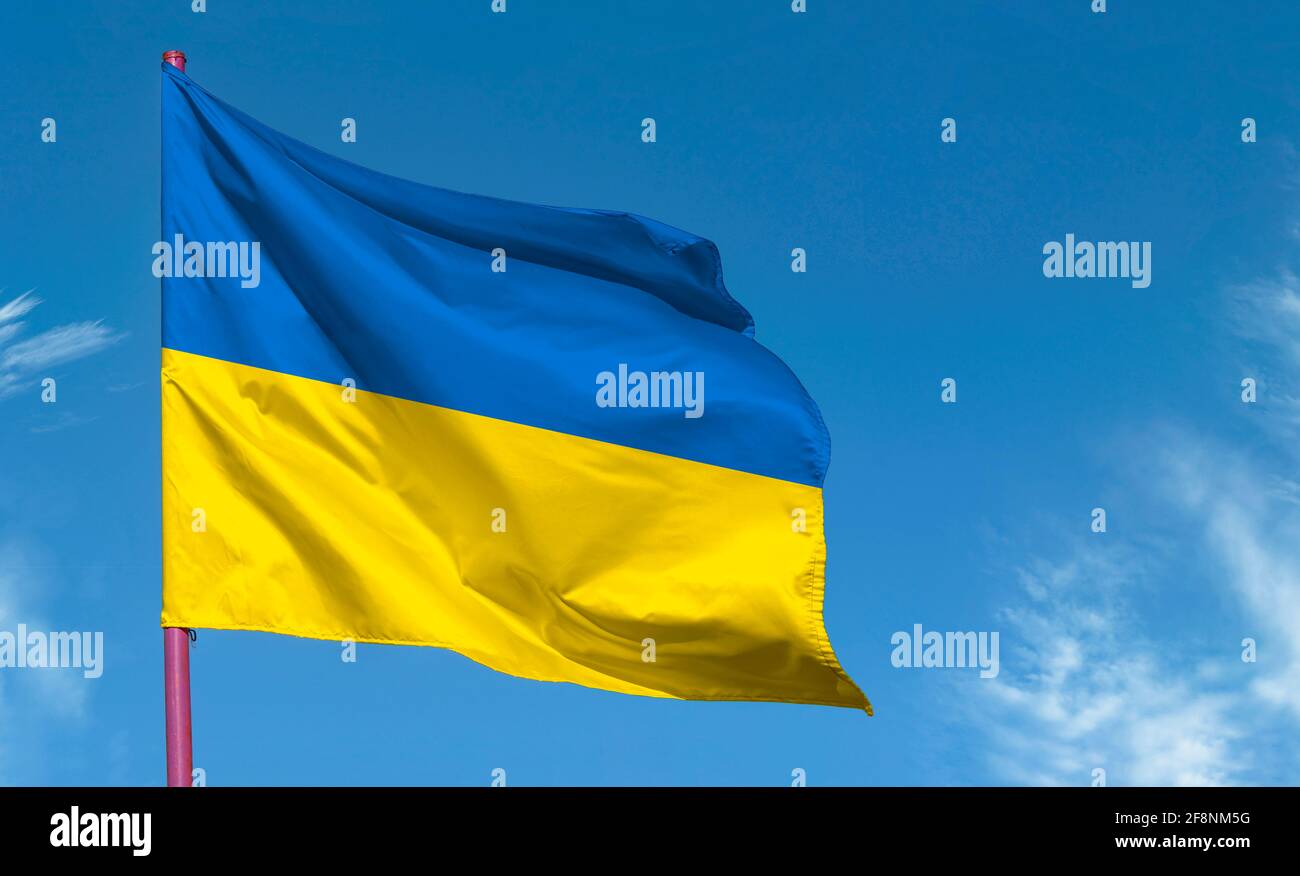 Nationalflagge der Ukraine oder ukrainische Flagge gegen blauen Himmel Stockfoto