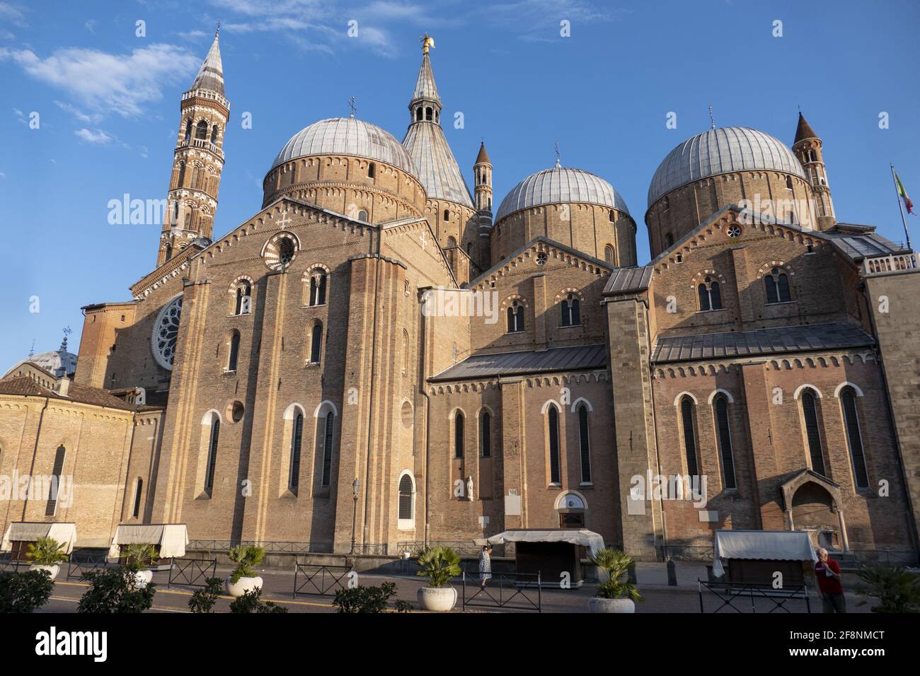 Schöne Aufnahme der Basilika des heiligen Antonius unter blauem Himmel in Padua, Italien Stockfoto