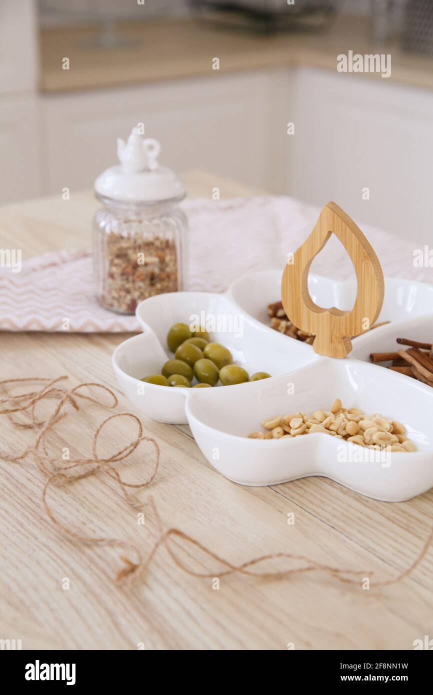 Ein festlicher Teller, der mit Nüssen und anderen Snacks serviert wird Eine helle skandinavische Küche am Morgen Stockfoto