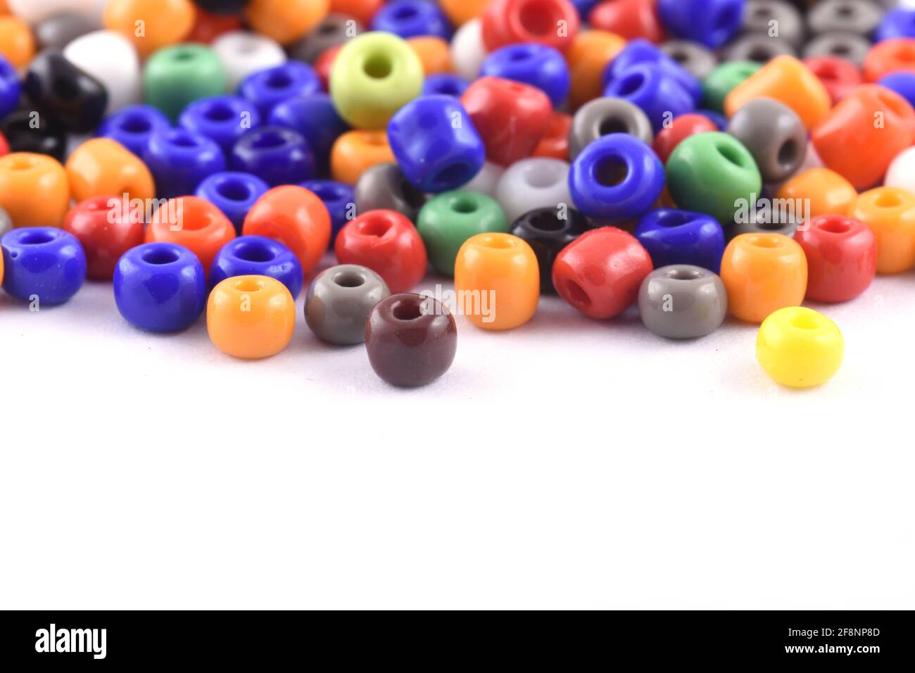 Multi Color Spread auf weißem Hintergrund Hintergrund Nahaufnahme, Makro, machen Perlen Halskette oder Kette von Perlen für Frauen der Mode Stockfoto