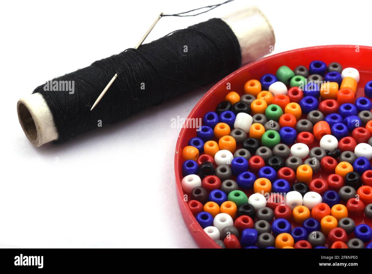 Farbe Perlen mit Nadel verwendet in der Veredelung Mode Kleidung machen Perlen Halskette, Perlen für Frauen der Mode, Perlen Crochet Daily Beading Stockfoto