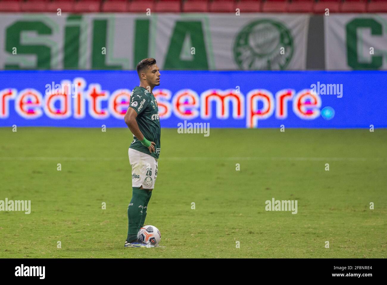 Gabriel Menino (Palmeiras) erzielt seine Strafe im Elfmeterwettbewerb während der zweiten Etappe des Fußballspiels Recopa Sul-Americano 2021 (auch bekannt als Recopa Sud-Americano) zwischen Palmeiras aus Brasilien und Defensa y Justicia aus Argentinien am 14. April 2021 im Estadio Mane Garrincha in Brasilia, Brasilien. Palmeiras gewann die erste Etappe 1-2 in Buenos Aires am vergangenen Mittwoch, den 7. April 2021. Das Spiel wurde in Brasilia gespielt, da alle Sportarten derzeit im Bundesstaat Sao Paulo ausgesetzt sind, da sich der Staat in Bezug auf Covid 19 im „Notstand“ befindet. Kredit: SPP Sport Pressefoto. /Alamy Live News Stockfoto