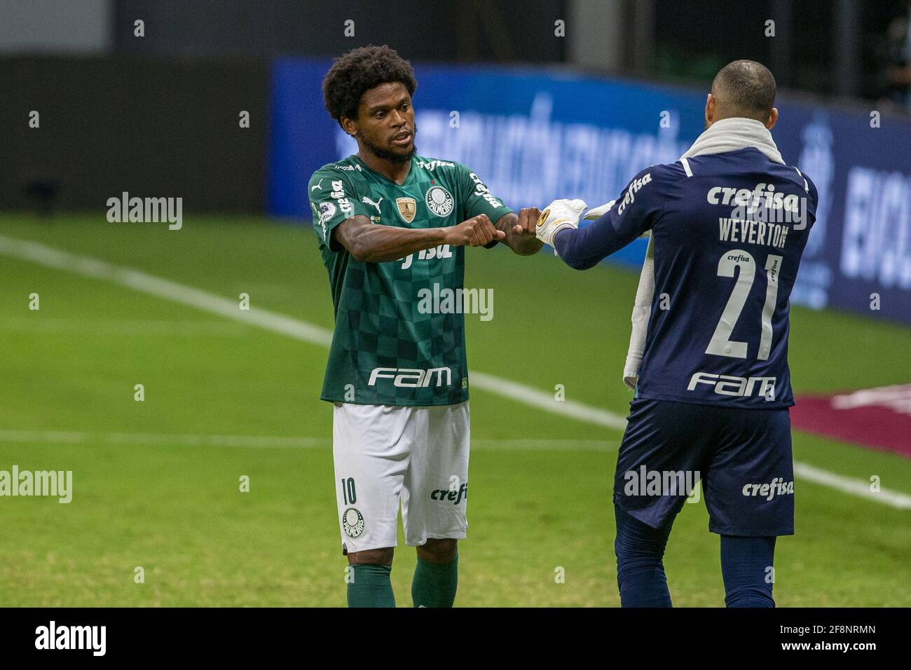 Luiz Adriano (Palmeiras), nachdem er seine Elfmeter im Elfmeterwettbewerb während der zweiten Etappe des Fußballspiels Recopa Sul-Americano 2021 (auch bekannt als Recopa Sud-Americano) zwischen dem brasilianischen Palmeiras und dem argentinischen Defensa y Justicia im Estadio Mane Garrincha in Brasilia verpasst hat, Brasilien am 14. April 2021. Palmeiras gewann die erste Etappe 1-2 in Buenos Aires am vergangenen Mittwoch, den 7. April 2021. Das Spiel wurde in Brasilia gespielt, da alle Sportarten derzeit im Bundesstaat Sao Paulo ausgesetzt sind, da sich der Staat in Bezug auf Covid 19 im „Notstand“ befindet. Stockfoto