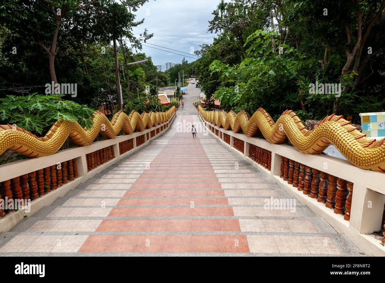 Blick auf die Stufen, die zur berühmten Big Buddha Statue in Pattaya, Thailand, führen. Stockfoto