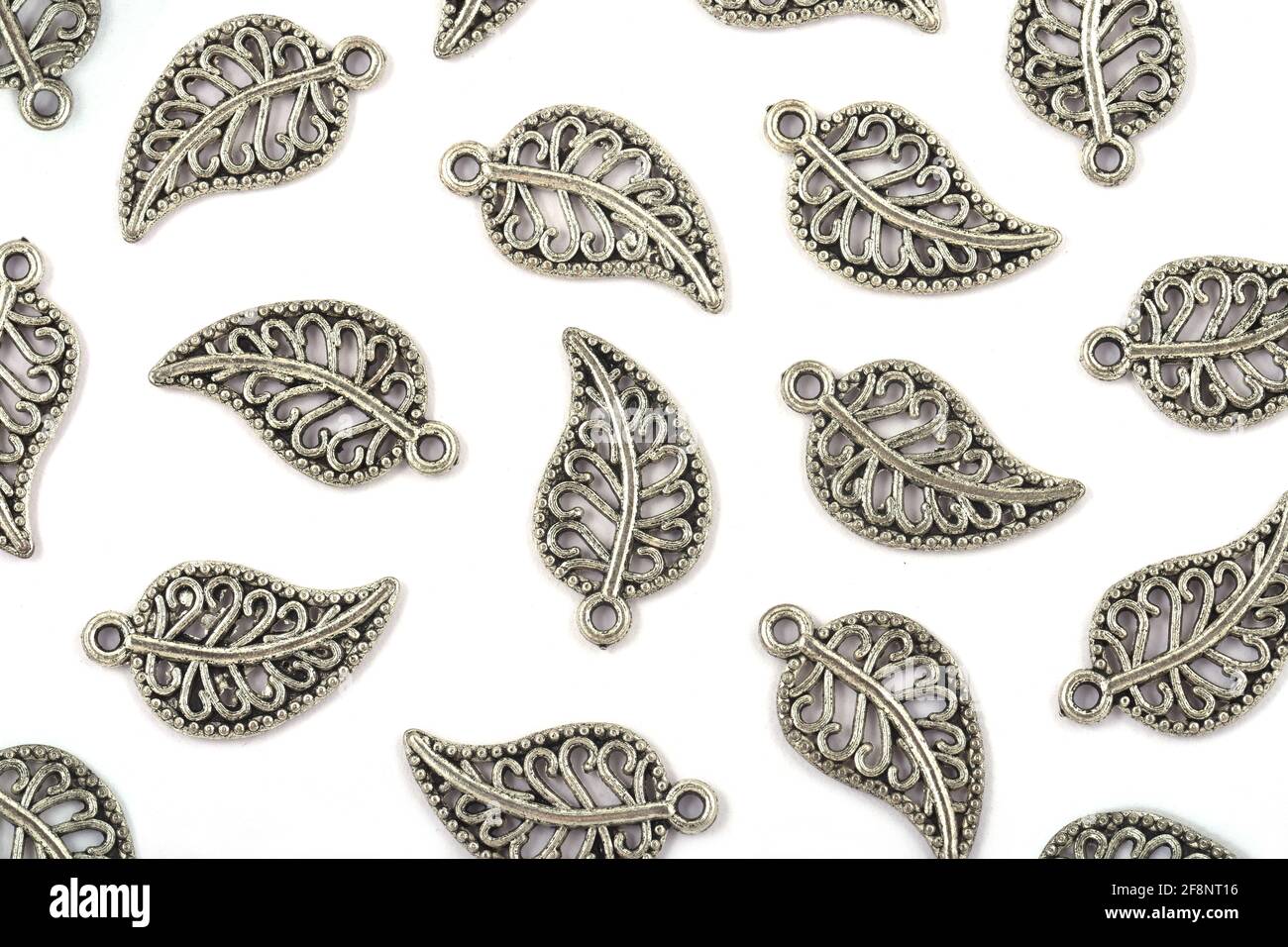Silberne Blätter, silberner Blattcharme, Blätter auf weißem, isoliertem Hintergrund Stockfoto