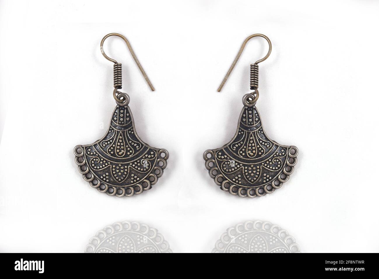 Schöne orientalische Silber Ohrringe Schmuck (indische, arabische, afrikanische, ägyptische), oxidierte Silber Ohrringe, Mode exotische asiatische Accessoires Stockfoto