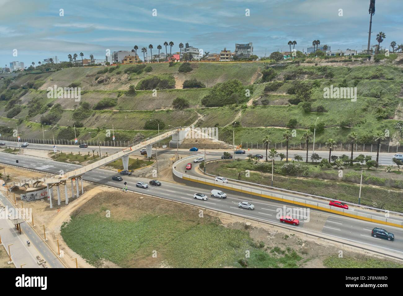 Autobahn Costa Verde, auf der Höhe des Bezirks San Isidro in der Stadt Lima, Fußgängerweg, Lima - Perú Stockfoto