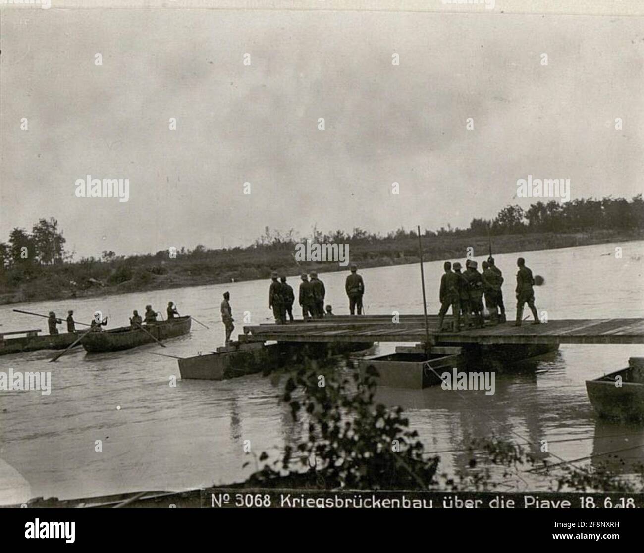 Bau einer Kriegsbrücke über die Piave 18.6.18. . Stockfoto